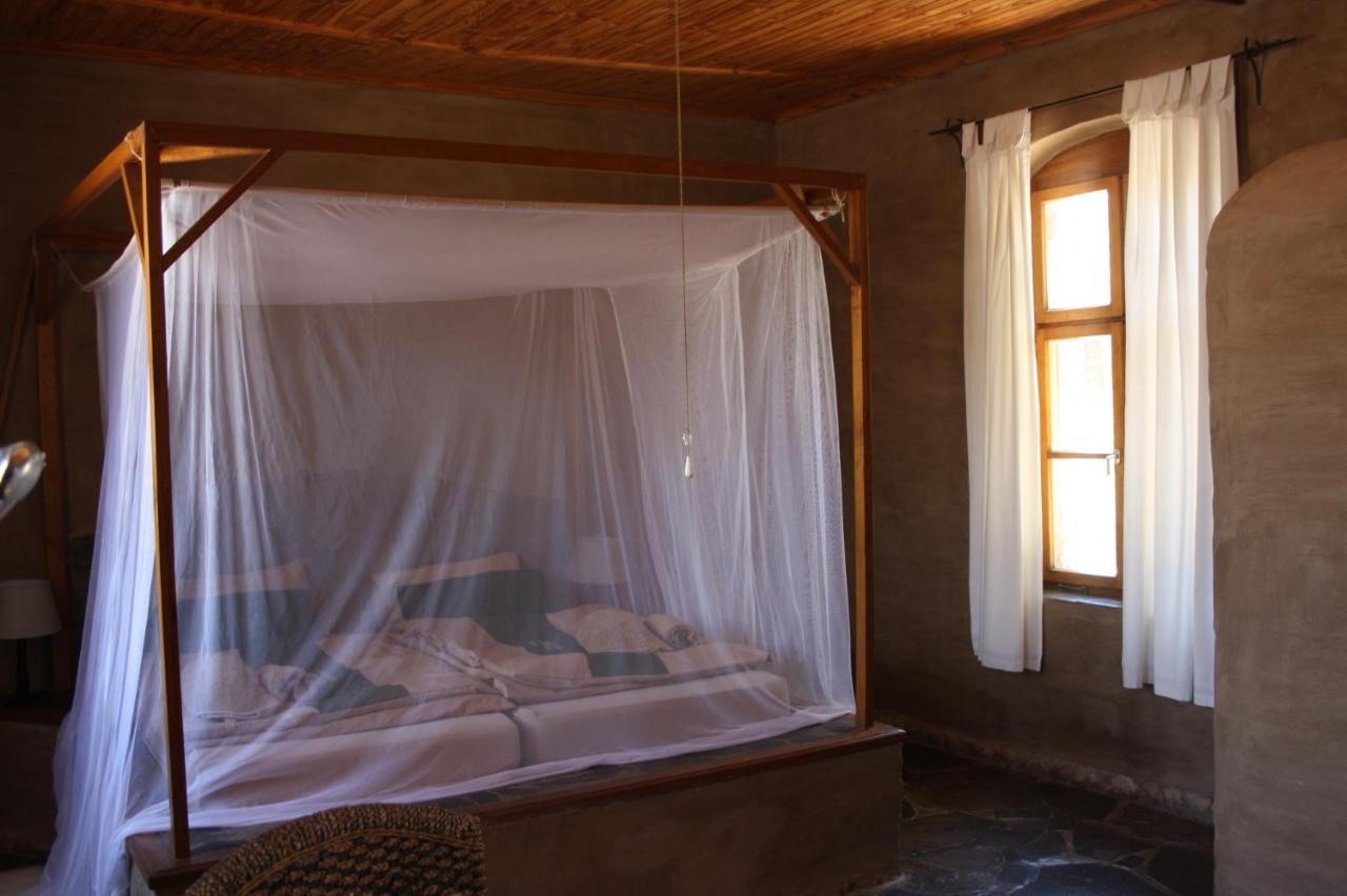 Fort Sesfontein Lodge & Safaris Екстериор снимка